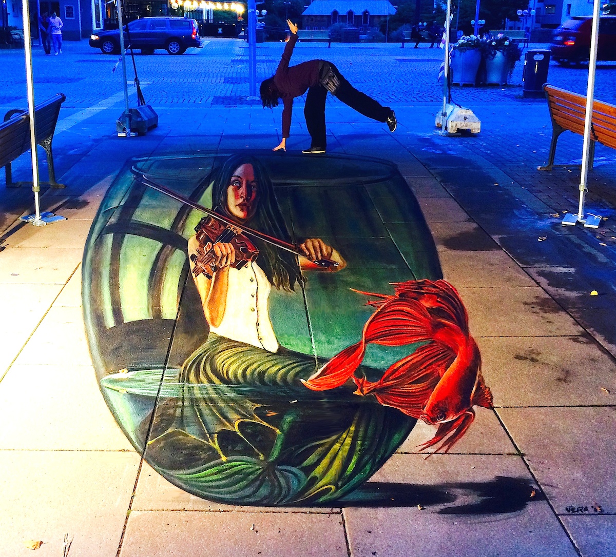 verabugatti streetart arteurbana illusioniottiche 3Dstreetart anamorfosi anamorfico anamorphic illusions urbanart madonnari3D pavementart 3Dstreetart 3Dstreetpainting environment thereisnotplanetb mermaid sirena 3Dmermaid violin violin3D urbanart Tranas Streetart sweden