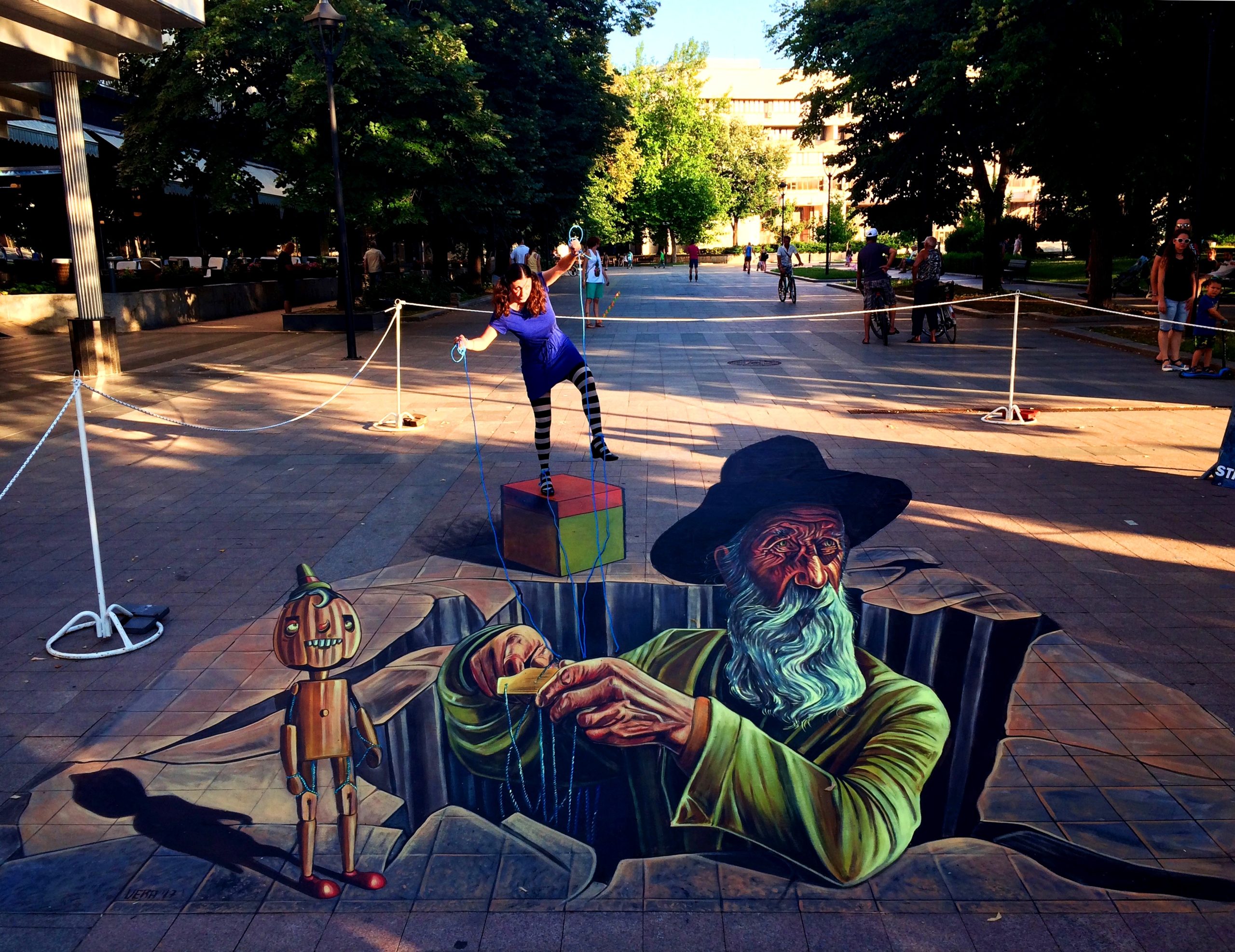 verabugatti streetart arteurbana illusioniottiche 3Dstreetart anamorfosi anamorfico anamorphic illusions urbanart madonnari3D pavementart 3Dstreetart 3Dstreetpainting environment thereisnotplanetb pinocchio puppeteer burattinaio puppets woodpuppet ruse bulgaria streetartruse stripes
